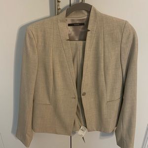 Beige summer Tahari Suit. NWT size 4